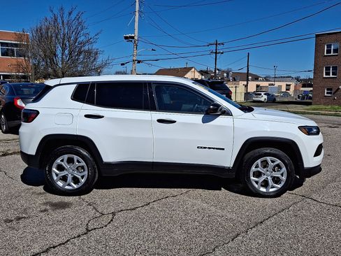 Used 2024 Jeep Compass Sport image 7