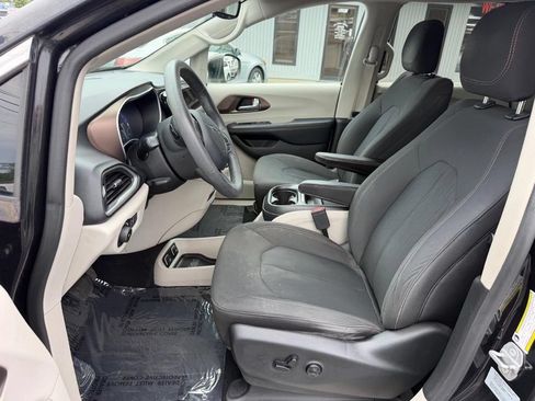 Used 2017 Chrysler Pacifica Touring Plus w/ Tire & Wheel Group FWD image 13
