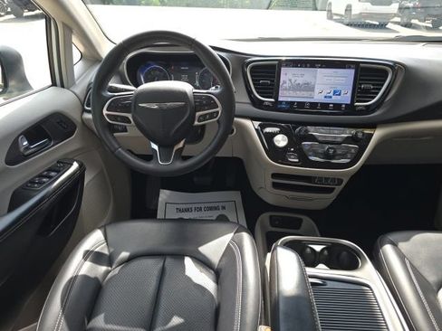 Used 2023 Chrysler Pacifica Touring-L FWD image 14