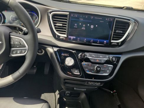 Used 2025 Chrysler Pacifica Select image 24