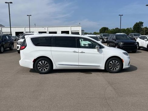 Used 2022 Chrysler Pacifica Limited FWD image 3