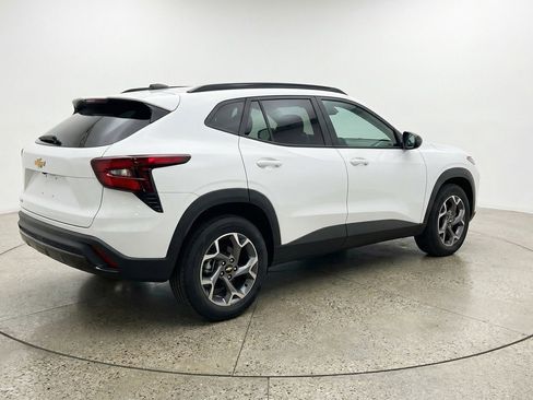Used 2025 Chevrolet Trax LT w/ LT Convenience Package image 9
