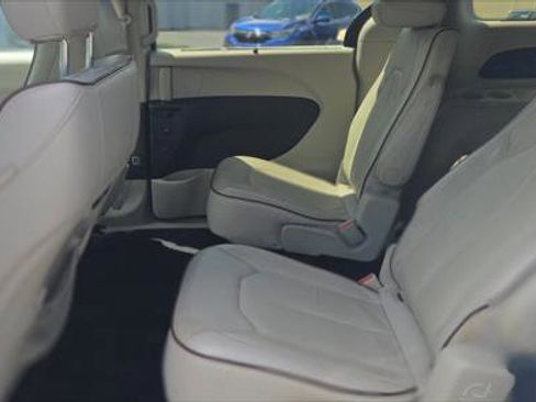Used 2017 Chrysler Pacifica Limited w/ Tire & Wheel Group FWD image 16