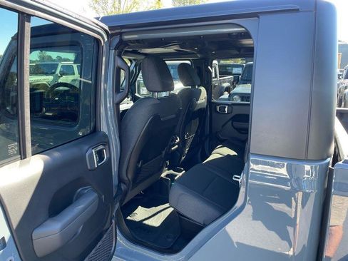 New 2025 Jeep Gladiator Rubicon image 31