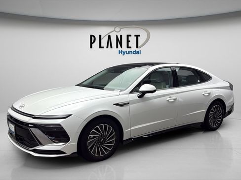 Certified 2025 Hyundai Sonata Limited FWD image 2