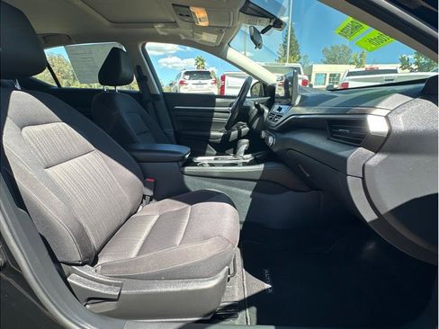 Used 2023 Nissan Altima 2.5 SV w/ SV Premium Package FWD image 11