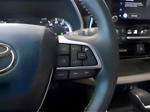 Used 2023 Toyota Highlander XLE image 16