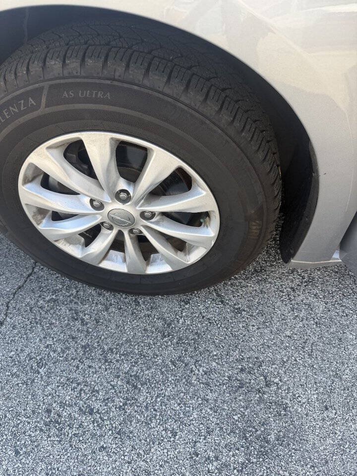 Used 2019 Chrysler Pacifica Touring-L FWD image 13