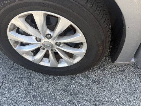 Used 2019 Chrysler Pacifica Touring-L FWD image 13