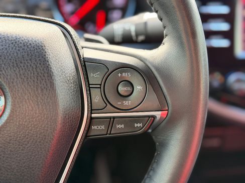 Used 2018 Toyota Camry XSE image 9