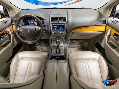 Used 2012 Lincoln MKX FWD image 2