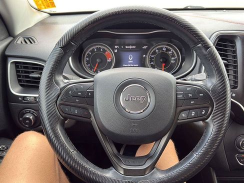 Used 2019 Jeep Cherokee Trailhawk AWD/4WD image 9