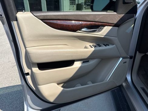 Used 2015 Cadillac Escalade ESV Premium AWD/4WD image 12
