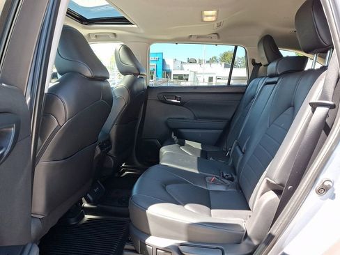 Used 2023 Toyota Highlander XLE AWD/4WD image 11