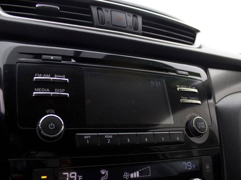 Used 2016 Nissan Rogue SV image 19