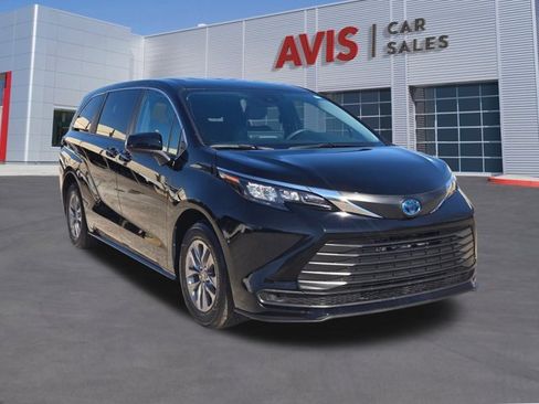 Used 2025 Toyota Sienna LE image 3