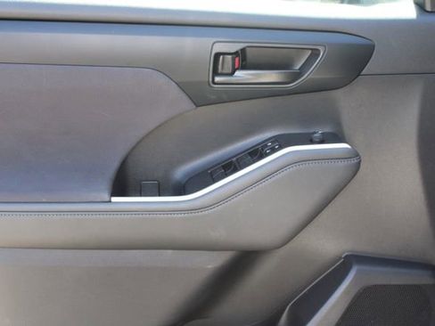 Used 2024 Toyota Highlander LE AWD/4WD image 7