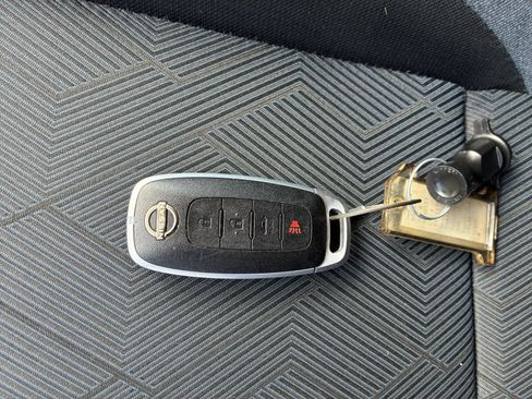 Used 2025 Nissan Versa SV FWD image 17