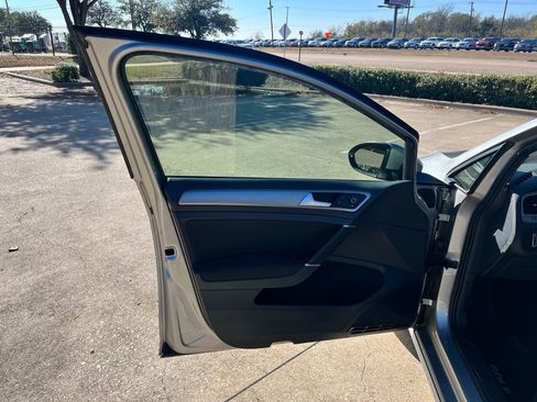 Used 2016 Volkswagen Golf S image 8