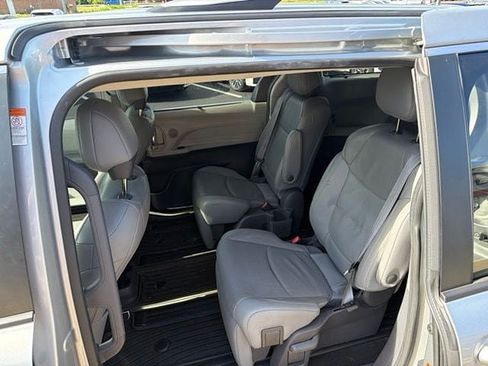 Used 2021 Toyota Sienna Limited FWD image 10