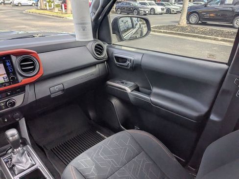 Used 2017 Toyota Tacoma TRD Sport image 17