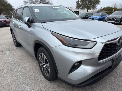 Used 2022 Toyota Highlander XLE image 3