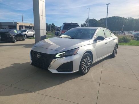 Used 2024 Nissan Altima 2.5 SV image 3