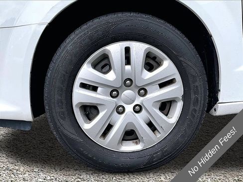 Used 2019 Dodge Grand Caravan SE w/ UConnect Hands-Free Group FWD image 8