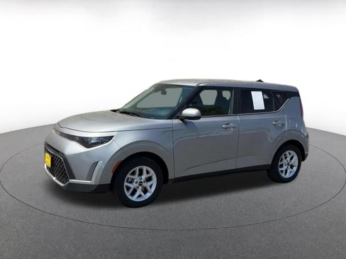 Used 2025 Kia Soul LX w/ LX Technology Package FWD image 8