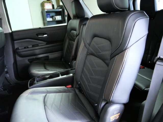 Used 2023 Nissan Pathfinder Platinum AWD/4WD image 15