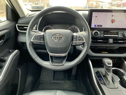 Used 2024 Toyota Highlander XLE image 17