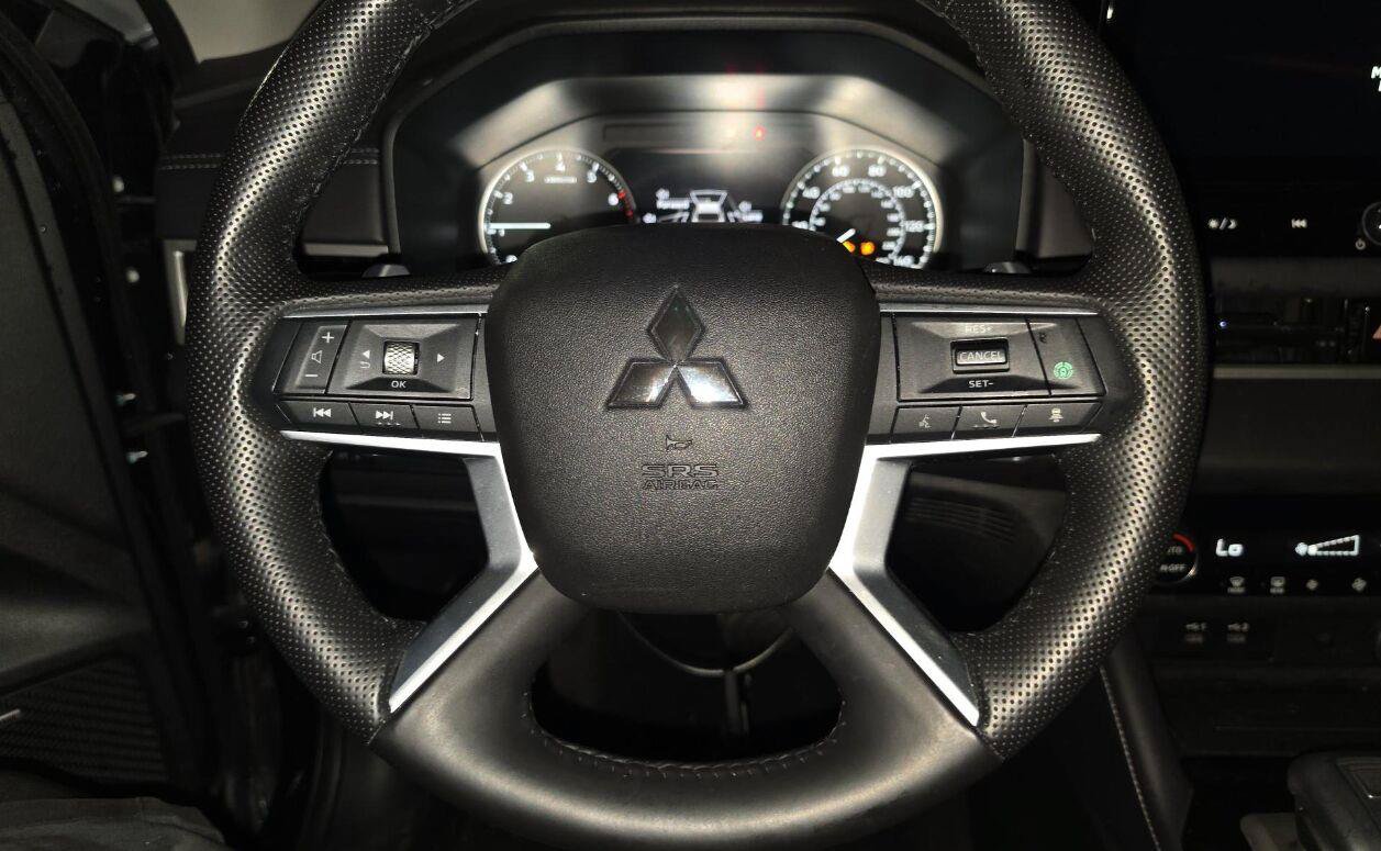 Used 2025 Mitsubishi Outlander AWD image 7