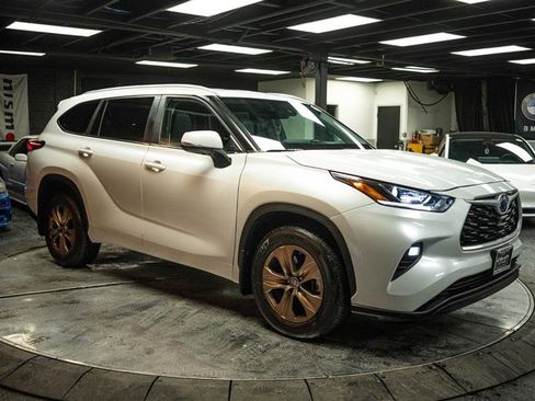 Used 2023 Toyota Highlander Bronze Edition image 5