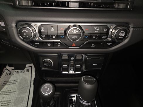 New 2025 Jeep Gladiator High Tide image 11