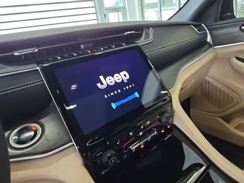 Used 2025 Jeep Grand Cherokee Limited w/ Luxury Tech Group II AWD/4WD image 28