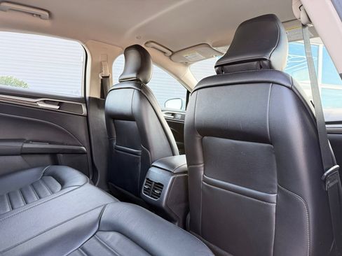 Used 2018 Ford Fusion SE w/ Equipment Group 602A FWD image 17