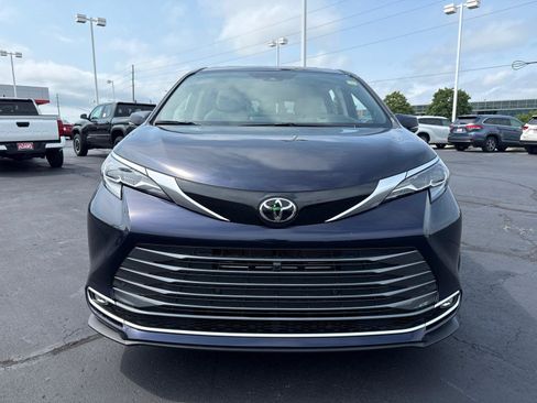 Used 2026 Toyota Sienna Platinum AWD/4WD image 3