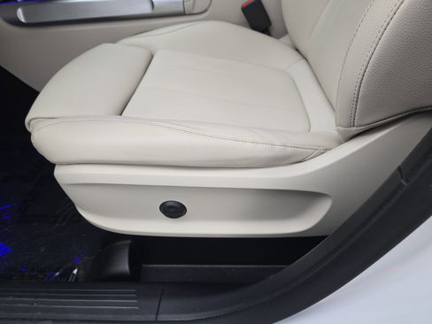 Used 2022 Mercedes-Benz GLB 250 w/ Premium Package Lite image 27