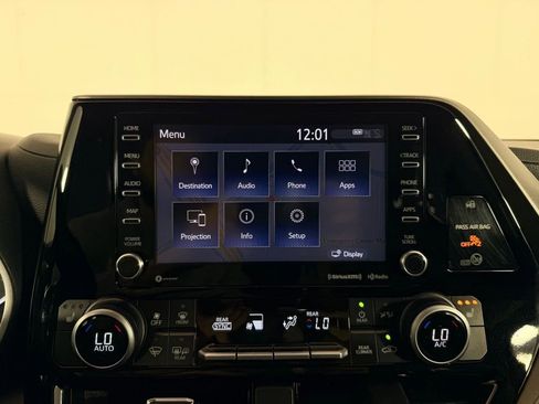 Used 2021 Toyota Highlander XLE image 19