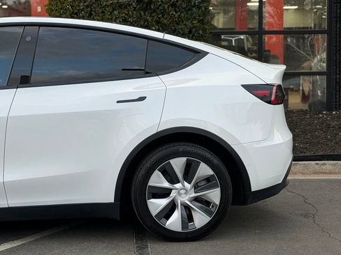 Used 2022 Tesla Model Y Long Range image 12