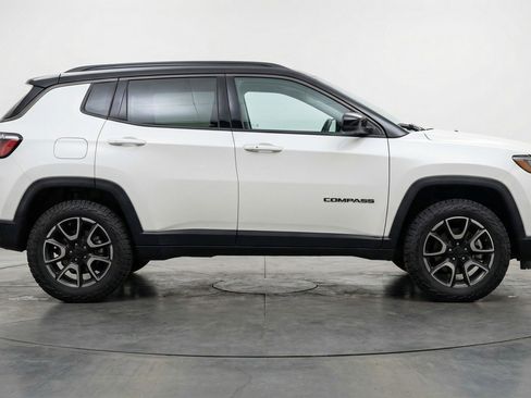 Used 2025 Jeep Compass Trailhawk AWD/4WD image 9
