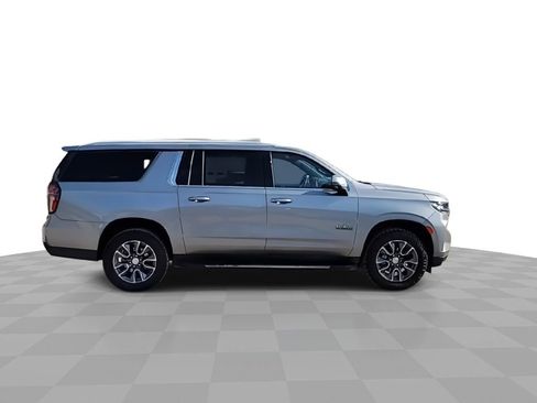 Used 2023 Chevrolet Suburban LT w/ LT Signature Plus Package image 9