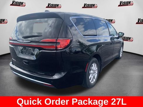 Used 2024 Chrysler Pacifica Touring-L FWD image 4