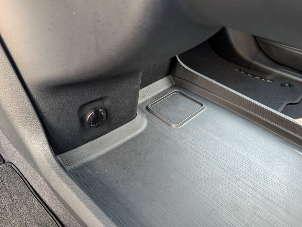Used 2025 Toyota Sienna XLE w/ XLE Plus Package FWD image 19