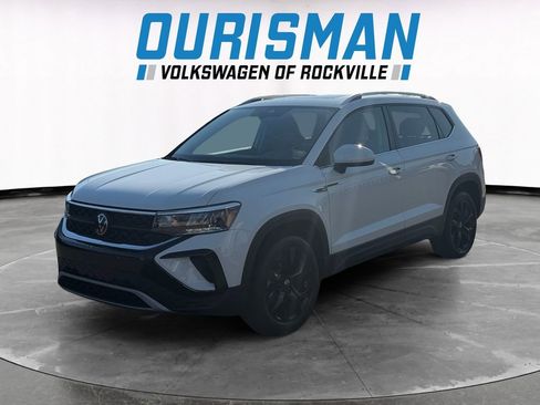 Used 2024 Volkswagen Taos SE image 2
