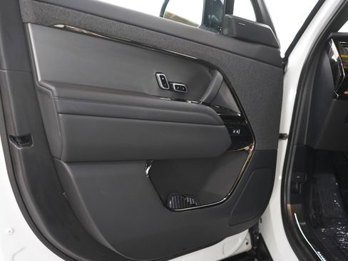 Used 2025 Land Rover Range Rover Sport SE AWD/4WD image 19