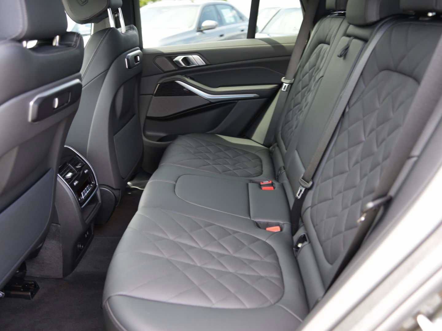 Used 2026 BMW X5 xDrive40i w/ M Sport Package AWD/4WD image 9