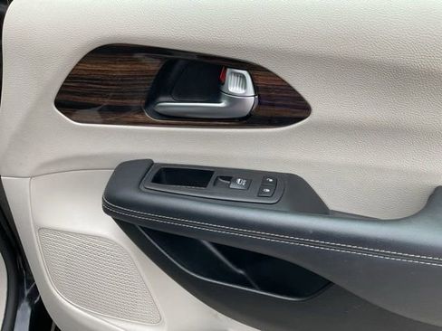 Used 2023 Chrysler Pacifica Limited image 23