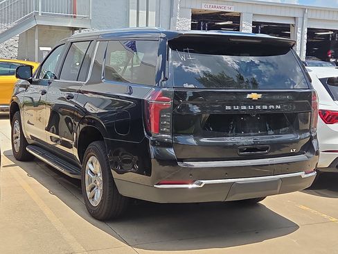 Used 2025 Chevrolet Suburban LT RWD image 3