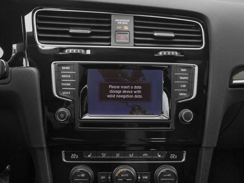 Used 2016 Volkswagen Golf S image 18